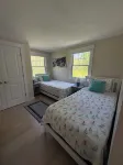 Contemporary cottage with outdoor shower infrared sauna 6 Min drive to the beach