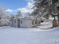 Game room, W/D, Full kitchen, Fire pit, Dog friendly, BBQ, steps to Deep Creek Hotels in McHenry