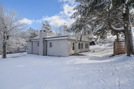 Game room, W/D, Full kitchen, Fire pit, Dog friendly, BBQ, steps to Deep Creek Отели рядом с достопримечательностью «Deep Creek Marina»