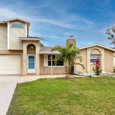 Poolside Paradise close to Clearwater 5br 2bath sleeps 12 with heated pool