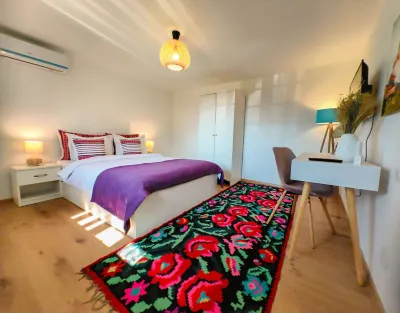 Traditional house with private 2 bedroom apartment, lake view from the garden