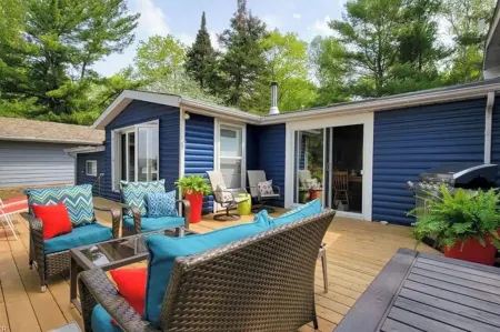 Waterfront Cottage ~ Fireplace ~ Kawartha