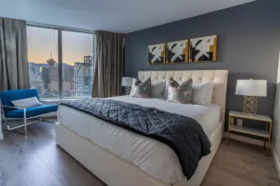 Large, Modern 4 Bedroom Sub-Penthouse with View, Pool and Parking