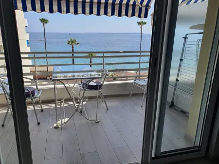 Face mer Tout Confort Avec Clim , Wifi , Internet. Situation Exceptionnelle Отели рядом со станцией Antibes-Juan les Pins Train Station