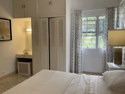 Only 3 mins walk to Beach and Beach Club Hotel a 