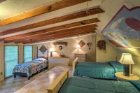 Russellville House w/ Garden - Walk to Main Street - 3-Star