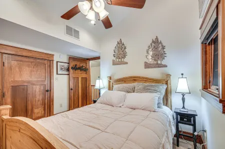 Scenic Getaway w/ Fire Pit & Grill in Columbia! Отели в г. Три Крикс Тауншип