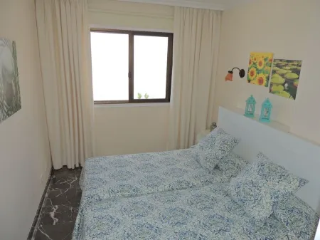 ROMANTIC RETREAT IN PRIME POSITION WITH STUNNING VIEWS TO CLIFFS, MARINA & SEA. Отели рядом с достопримечательностью «Beach Chica»