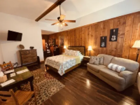 The Iris Garden Downtown Cottages and Suites Hotels in Brown County