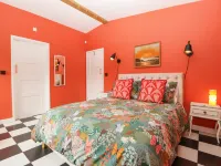 Lulu Logs Hotels near Bristol Airport Terminal