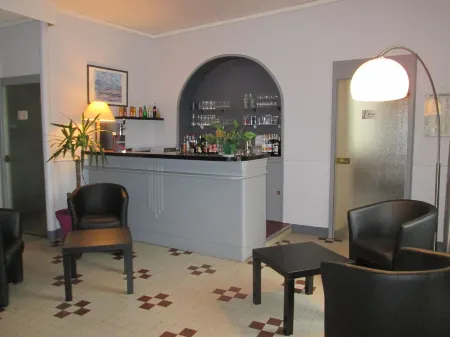 Logis Hostellerie du Cheval Blanc Отели в г. Л'Иль-Бушар