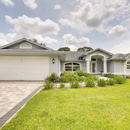 Spring Hill Home - Pool, Grill and Golf Course Views