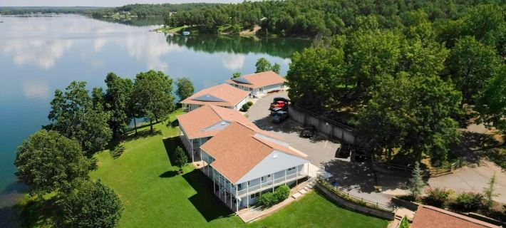 Crown Point Resort Hotels in Izard County