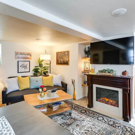 Black Hills Basecamp: Historic Rapid City Home!