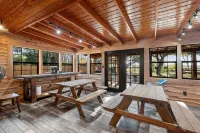 Guadalupe Bluff Bunk House 5 Bedroom Home by RedAwning - 3-Star
