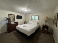 Lake Side Three Bedroom, Two Bath House on Lake Ouachita with Private Hot Tub. by RedAwning Hotels in Mount Ida