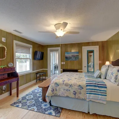 The Grey Owl Inn Hotels near St Simons Island