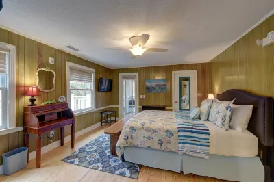 The Grey Owl Inn Hotels near CATHIE PARMELEE ORIGINALS LLC