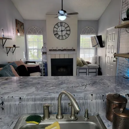 Charming Artist's nook - 1-bed condo with WiFi, AC. Close to beach and shopping