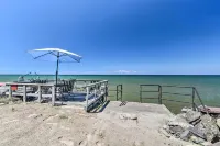 Hilton Lake Getaway w/ over-The-Water Deck!