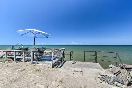 Hilton Lake Getaway w/ over-The-Water Deck!