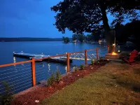 Charming water-front cottage & guest house comfortably sleeps 8 with WiFi, AC