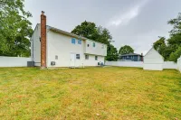 Bay Shore Vacation Rental ~ 7 Mi to the Beach - Country Houses