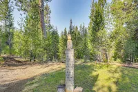 Woodsy Cabin Retreat ~ 4 Mi to Crescent Lake! - chambre d’hôtes