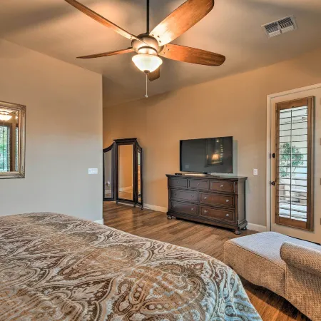 Heated Pool + Putting Green: Luxe Gilbert Home Отели в г. Гилберт