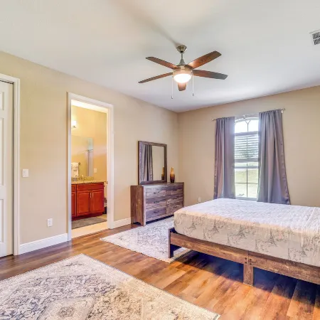 5 Mi to Weeki Wachee Springs! Poolside Retreat