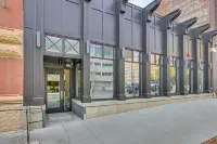 Downtown Omaha Getaway w/ Deck & Gas Grill! - Apartemen