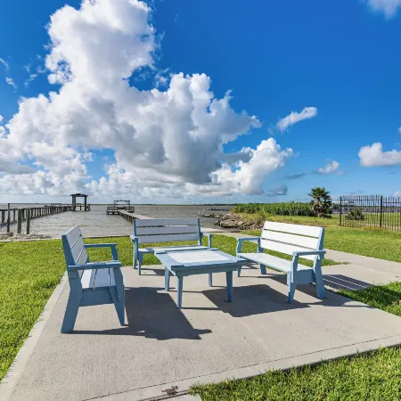 Galveston Bay Views and Pier! San Leon Gulf Getaway