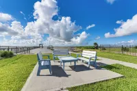 Galveston Bay Views and Pier! San Leon Gulf Getaway