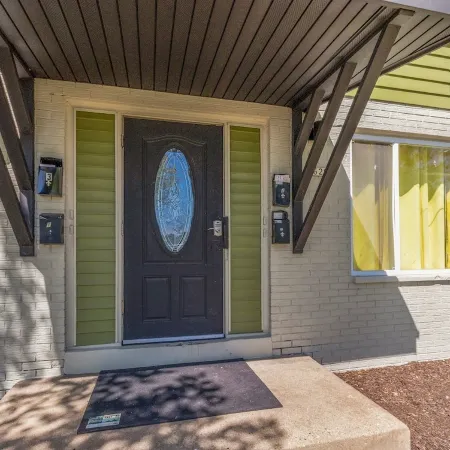 MKE 2 Bed W/ PKNG 15M Downtown