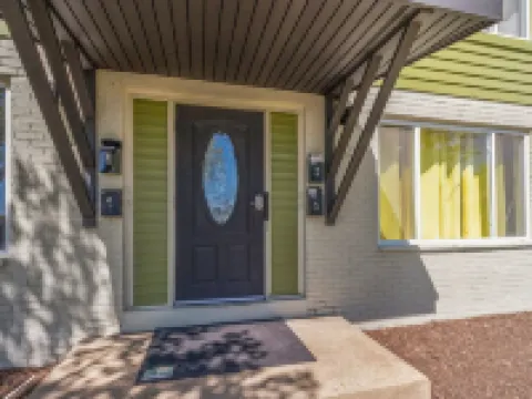 MKE 2 Bed W/ PKNG 15M Downtown
