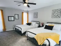 Texas Sunshine Oasis WACO/Silos/Baylor: Pool, Piano, PingPong, Pets on 1/2 acre 休伊特住宿飯店