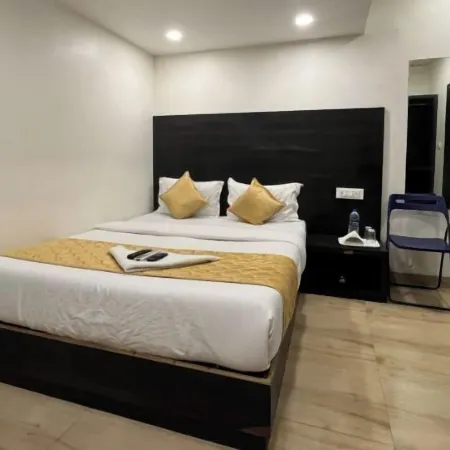 Hotel Windflower Regency Отели рядом с достопримечательностью «Пляж Версова»