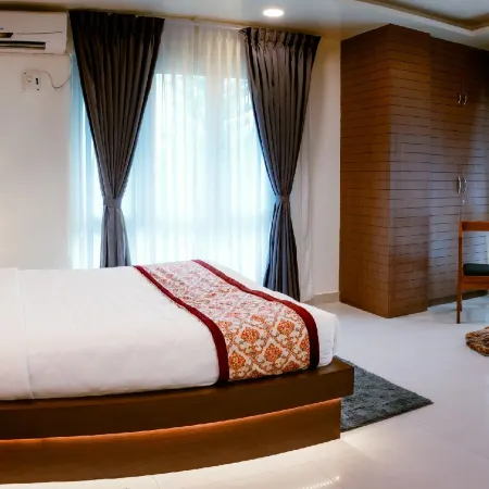 Hotel Hilltop International Отели рядом с достопримечательностью «Музей Леса и Чатем-Милл»