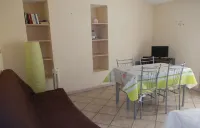 Rental of an apartment in a provencal farmhouse in Pontet with swimming pool Hotel a Le Pontet