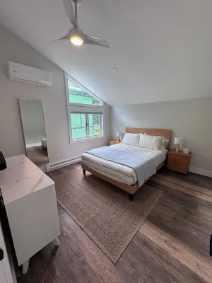 Rare Water-Level Lakefront Cottage on Seneca Lake – Dock and Fire Pit Hotels in Starkey