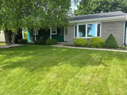 Cheerful 3 bedroom home North side of Manitowoc Hotels in Manitowoc