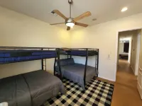 Custom 4 bdrm with Granny Suite and Infinity Pool