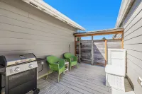 Sweet Seaview Home Near Beach and Trailhead! Hotels in Seaview