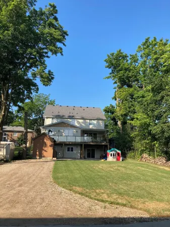 Modern, Self Contained Suite with Private Entrance, free parking and WIFI