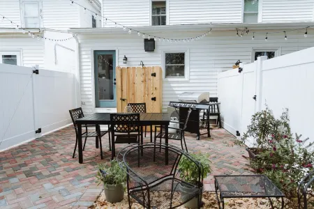 Cozy Outdoor Spaces and Modern Kitchen - Charming Victorian Haven Отели в г. Кейп Чарльз