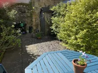Spacious 4 bedroom townhouse with traditional features and private courtyard Hotel a Cupar