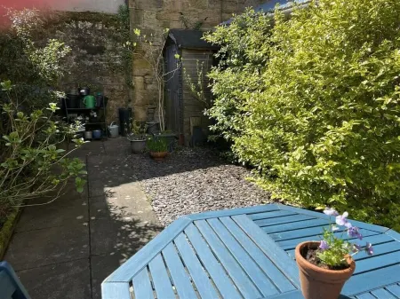 Spacious 4 bedroom townhouse with traditional features and private courtyard Отели в г. Капар