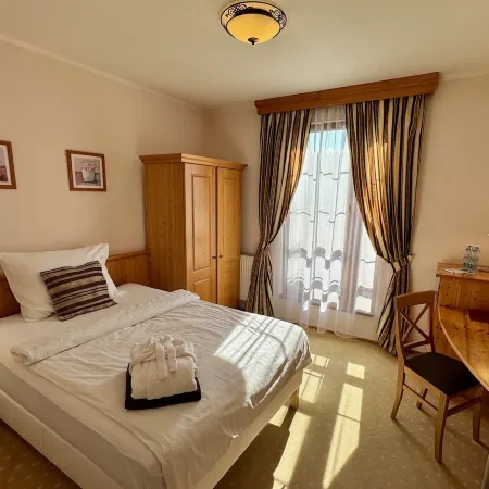 Wellness Hotel Zlatá Lípa Отели в г. Дечин