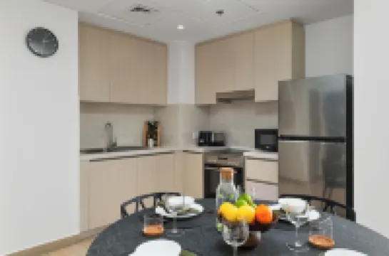 メゾン プリヴェ – シック ヤス アイランド エスケープ ウィズ アイコニック フェラーリ ワールド ビューズ ワーナーブラザースワールド・アブダビ周辺のホテル