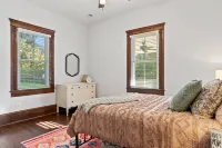 The Mill House - Peaceful farmhouse retreat with hot tub, fire pit, & fast Wi-Fi